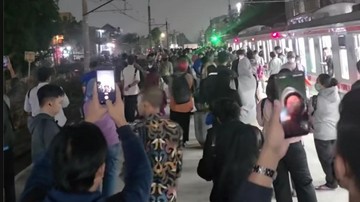 Truk Mogok di Perlintasan Stasiun Bekasi Timur, Banyak Penumpang Keluar KRL