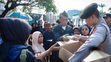 Polisi Berbagi Roti dan Air Mineral di Tengah Aksi Massa di DPR