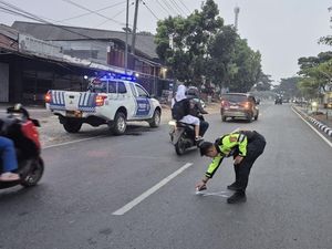 Kecelakaan di Sukabumi: Pemotor Luka Usai Terlindas Truk