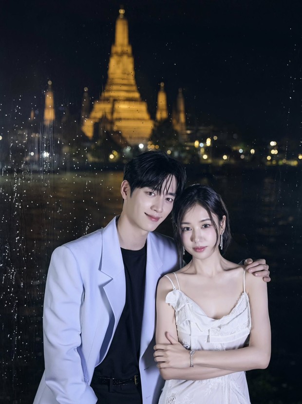 Seo Kang Joon dan Ahn Eun Jin mengambil foto romantis kala menikmati pemandangan malam di Bangkok.
