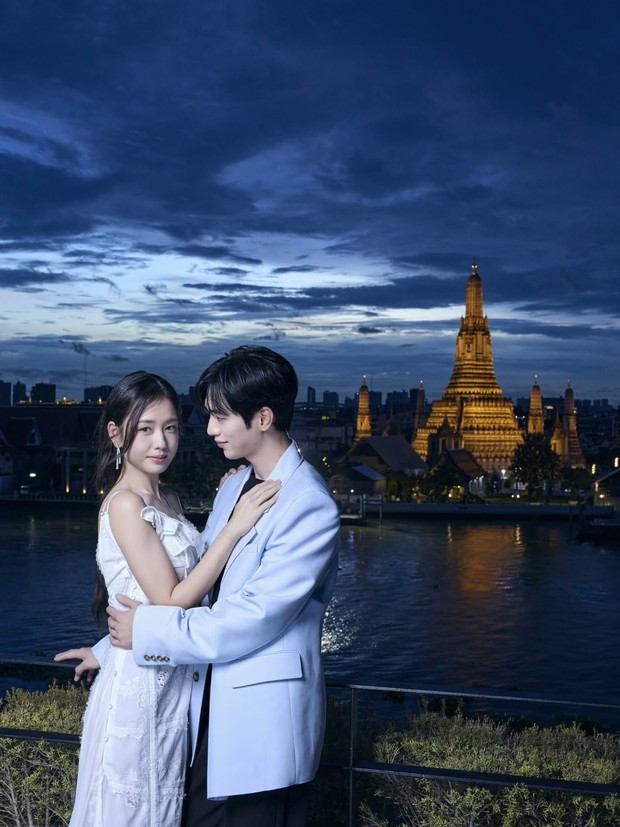 Ahn Eun Jin dan Seo Kang Joon berpose romantis dalam pemotretan terbaru di Bangkok.