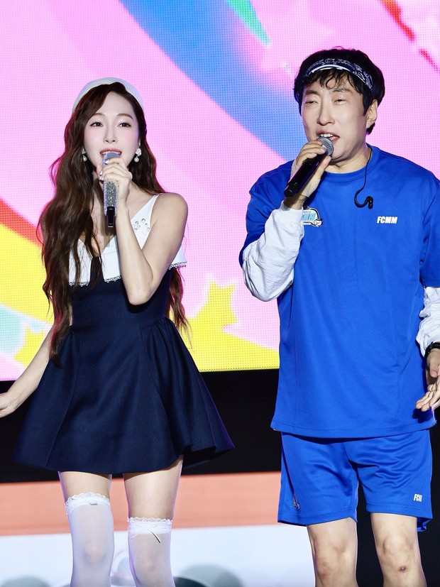 Potret Jessica Jung dan Park Myung Soo membawakan lagu 'Naengmyeon' dalam acara Infinite Challange RUN di Gyeongju.