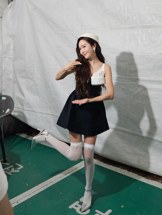 Jessica Jung membagikan potret antusiasnya di balik panggung acara dalam menampilkan tarian ikonik lagu Naengmyeon.