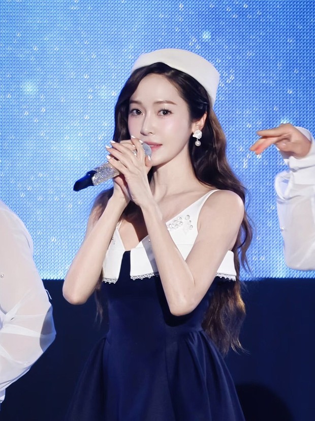 Potret Jessica Jung membawakan lagu 'Naengmyeon'.