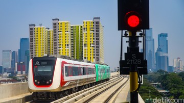 Promo Rp8, Warga Ramai Jajal Rute Baru LRT ke Manggarai