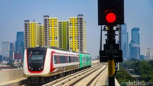 Promo Rp8, Warga Ramai Jajal Rute Baru LRT ke Manggarai