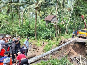Jalan Kebung-Banyucampah Jebol, Warga Bangun Jembatan Darurat