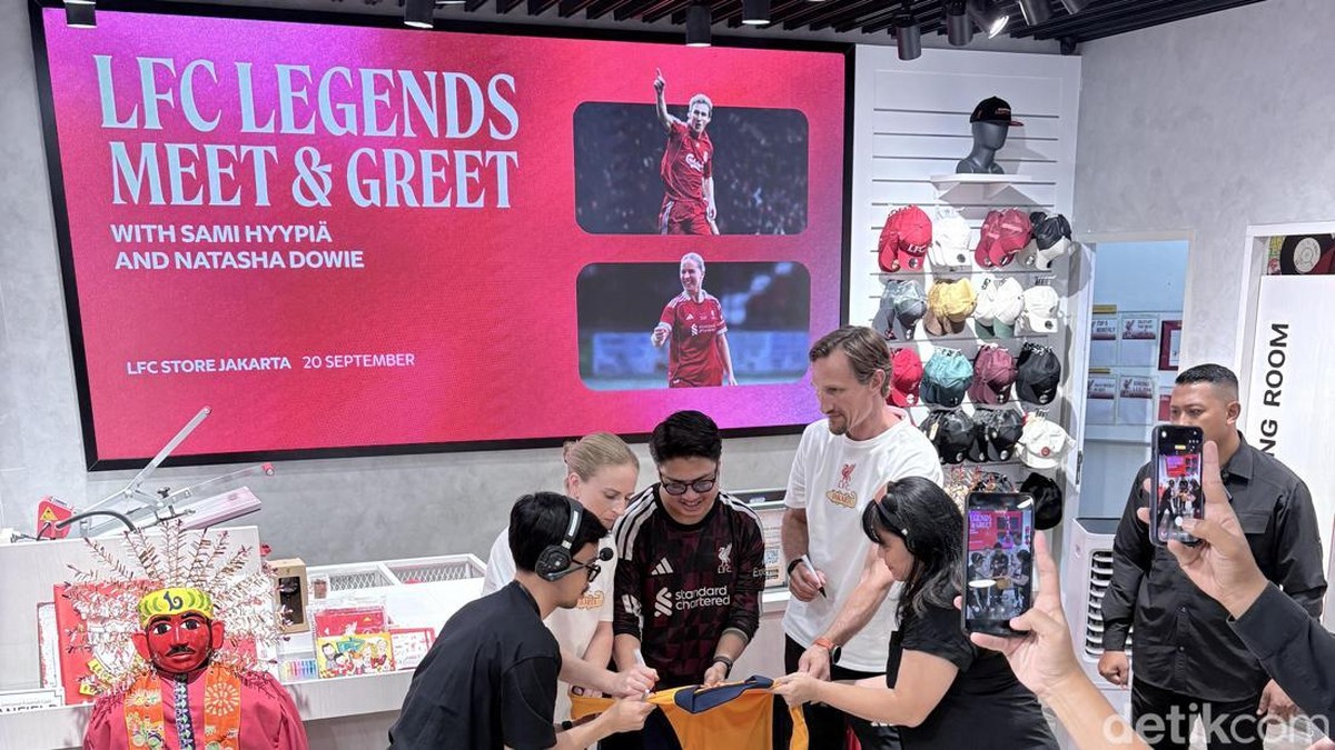 Sami Hyypia sapa fans Liverpool di LFC Store PIM 2, Minggu (20/9/2026). (Foto: Resha Pratama/detikSport)