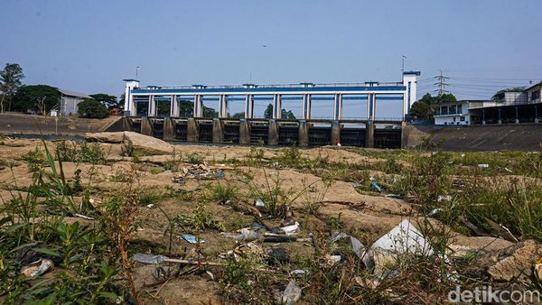 Sungai Cisadane Surut Lagi, Warga Memancing di Sisa Genangan Air