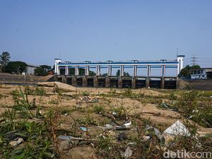 Sungai Cisadane Surut Lagi, Warga Memancing di Sisa Genangan Air