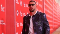 Travis Kelce Tampil Glamor Jelang Tanding, Pakai Jaket Louis Vuitton Rp 88 Juta