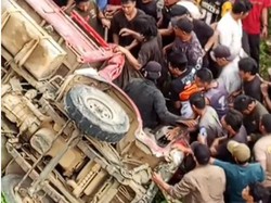 2 Mobil Tabrakan hingga Terguling di Mamasa, 1 Orang Tewas