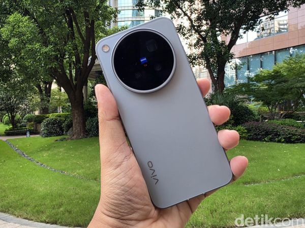 Menggenggam Vivo X500 Pro Max di Shanghai, Ada Telefoto 200 MP!
