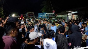 Warga Blokir Jalan Provinsi di Dompu, Antrean Kendaraan Belasan Km