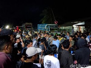 Warga Blokir Jalan Provinsi di Dompu, Antrean Kendaraan Belasan Km