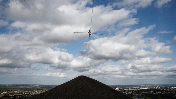 Aksi Akrobatik di Atas Kabel 400 Meter Prancis, Tanpa Pengaman!