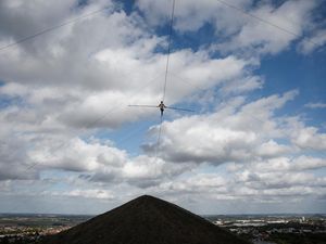 Aksi Akrobatik di Atas Kabel 400 Meter Prancis, Tanpa Pengaman!