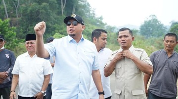 Andre Rosiade Kirim 3 Ekskavator &amp; 2 Dump Truck Tangani Galodo Kabupaten Solok