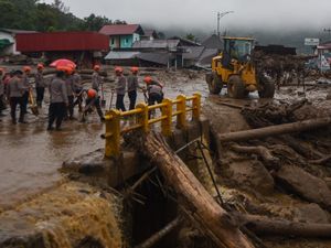 Video: Brimob Polda Sumbar Dikerahkan Bantu Tangani Banjir Bandang di Solok