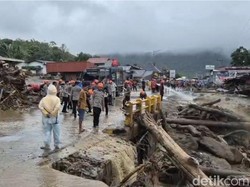 Banjir Bandang Solok Lukai 4 Orang-Sejumlah Gedung Perkantoran Rusak