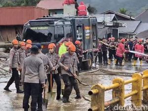 Tim Gabungan Bersihkan Material Longsor, Jalur Padang-Solok Masih Ditutup