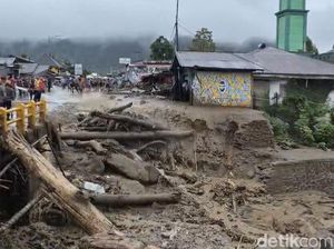 2 Warga Hilang Usai Banjir Bandang di Solok