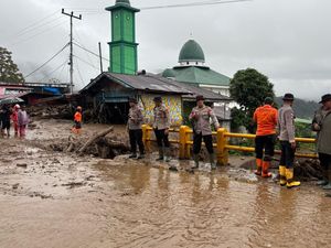 Brimob Polda Sumbar Turun Langsung Bantu Tangani Banjir Bandang di Solok