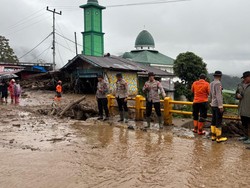 Brimob Polda Sumbar Turun Langsung Bantu Tangani Banjir Bandang di Solok