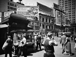 Bukti Time Travel Ada? Benda Aneh di Foto 1936 Bikin Heboh