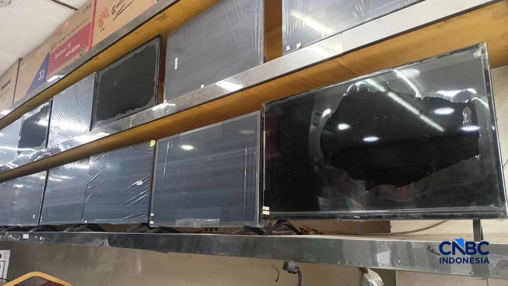Deretan TV di toko elektronik di Pasar Ciputat, Selasa (22/9/26) (CNBC Indonesia/ Ferry Sandi) Deretan TV di toko elektronik di Pasar Ciputat, Selasa (22/9/26) (CNBC Indonesia/ Ferry Sandi)