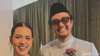 Pesona Anggun Raisa Pakai Kebaya One Shoulder di Pernikahan Mario Caesar