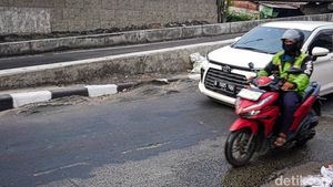 Jalan Ciledug Raya Petukangan Bergelombang, Pengendara Harus Ekstra Hati-hati