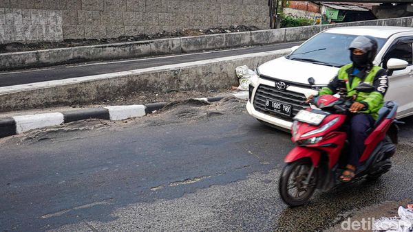 Jalan Ciledug Raya Petukangan Bergelombang, Pengendara Harus Ekstra Hati-hati