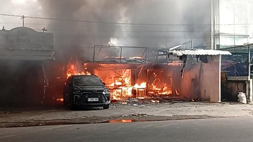 Kebakaran Rumah dan Mobil Terjadi di Bogor, Asap Hitam Membubung Tinggi