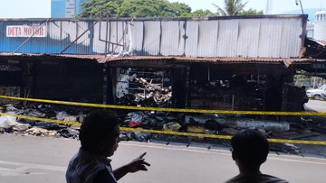 Saksi Cerita Detik-detik Kebakaran di Pasar Mobil Kemayoran: Api Cepat Membesar