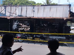 Saksi Cerita Detik-detik Kebakaran di Pasar Mobil Kemayoran: Api Cepat Membesar