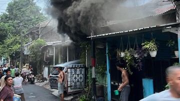 Kebakaran Rumah di Ciracas, 16 Mobil Damkar ke TKP
