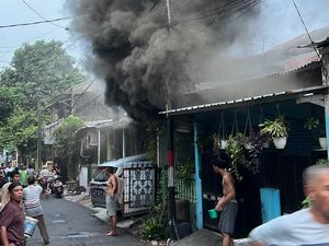 Kebakaran Rumah di Ciracas, 16 Mobil Damkar ke TKP