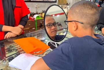 Seskab Teddy Fasilitasi Pemeriksaan Mata Siswa Sekolah Rakyat