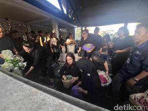 Isak Tangis Iringi Pemakaman Den Baguse Ngarso