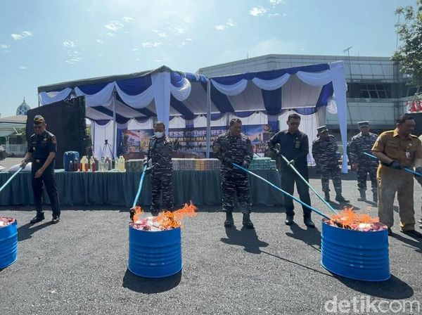 Pengiriman Jutaan Batang Rokok Ilegal-9 Ton Pupuk Ilegal Digagalkan TNI AL