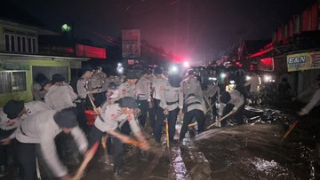 Polri Terjun Langsung Bantu Evakuasi Korban Galodo di Solok Sumbar