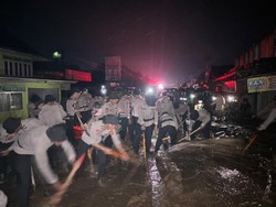 Polri Terjun Langsung Bantu Evakuasi Korban Galodo di Solok Sumbar