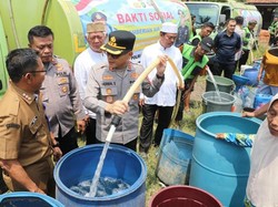 Pakuhaji Tangerang Kekeringan, Polisi Salurkan 32 Ribu Liter Air Bersih