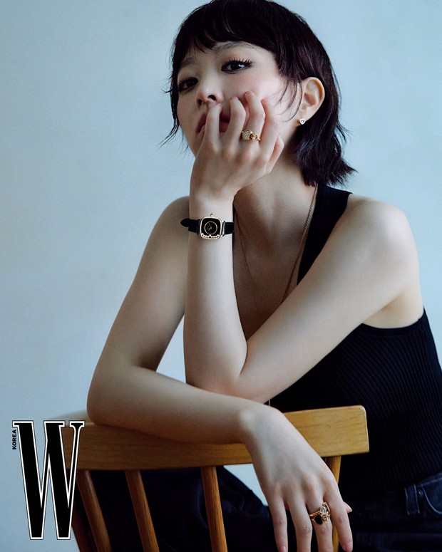 Park Bo Young untuk pertama kalinya tampil tomboy ketika menjalani pemotretan bersama W Korea.