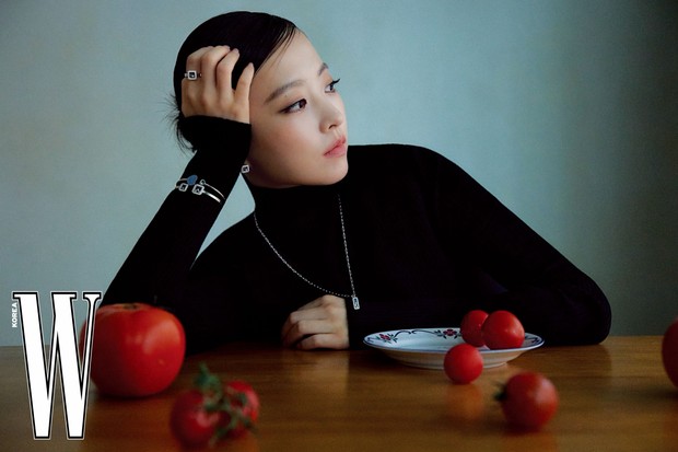 Park Bo Young memperkenalkan koleksi perhiasan terbaru Chopard dalam pemotretan bersama W Korea.