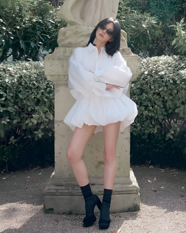 Song Hye Kyo memancarkan aura old money yang berjiwa bebas dalam penampilan terbarunya yang mengenakan gaun putih Celine.