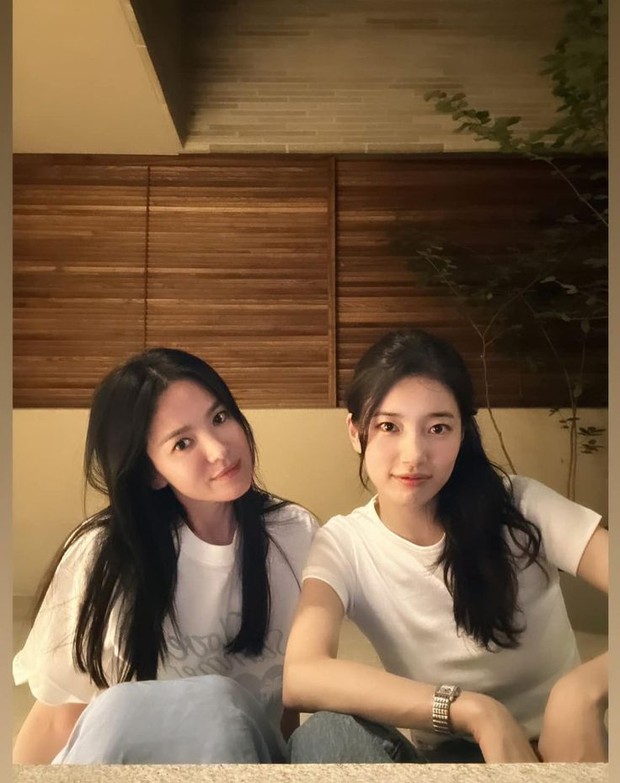 Di balik sorotan mengenakan gaun yang sama secara kebetulan dalam waktu berdekatan, Song Hye Kyo dan Suzy ternyata adalah sepasang sahabat dekat.