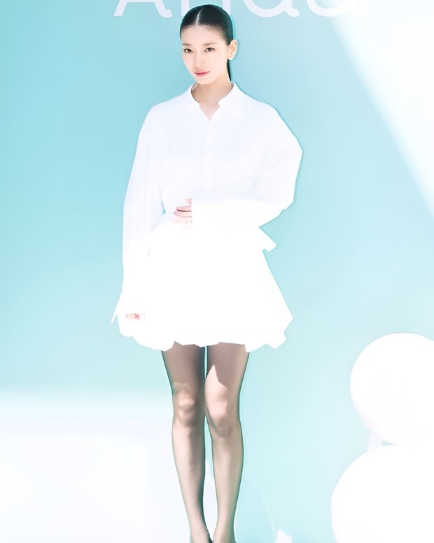 Suzy menyapa awak media dengan penampilan rapi berkelas dalam kehadirannya di pembukaan Pop-Up Store brand ANUA di Seoul pada (18/9).