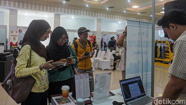 Potret Warga Berburu Lowongan Kerja dari Puluhan Perusahaan di Cengkareng